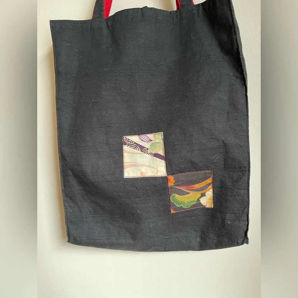 Vintage Cotton patchwork tote bag with a red lining and a toggle closure